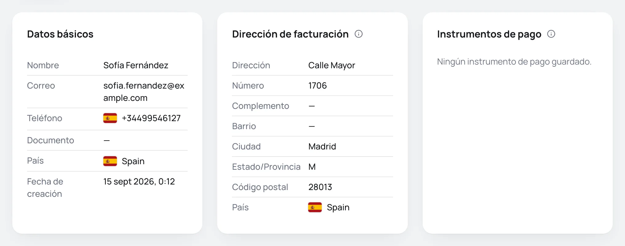 Página de un cliente con las tarjetas Datos básicos, Dirección de facturación e Instrumentos de pago
