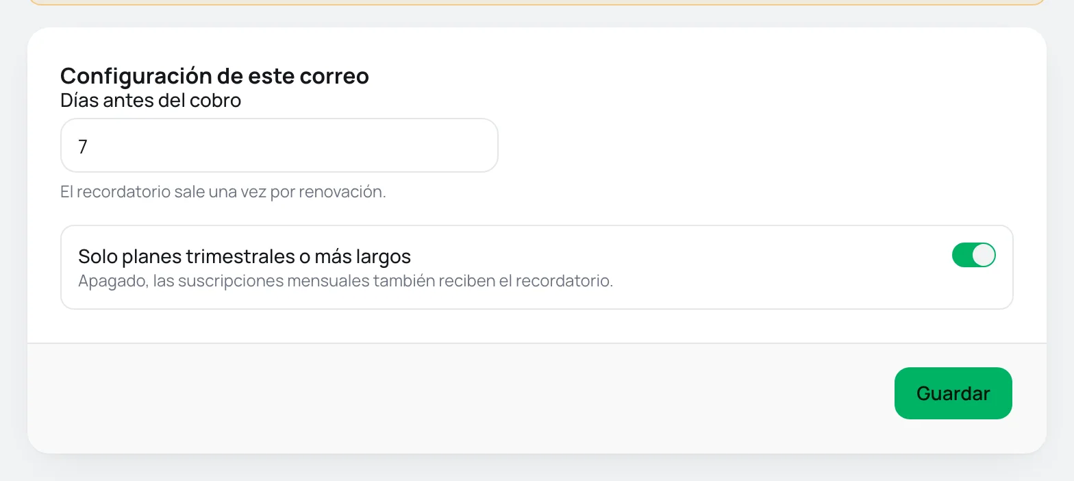 Tarjeta de configuración del correo de recordatorio de renovación con los días antes del cobro y la opción de planes largos